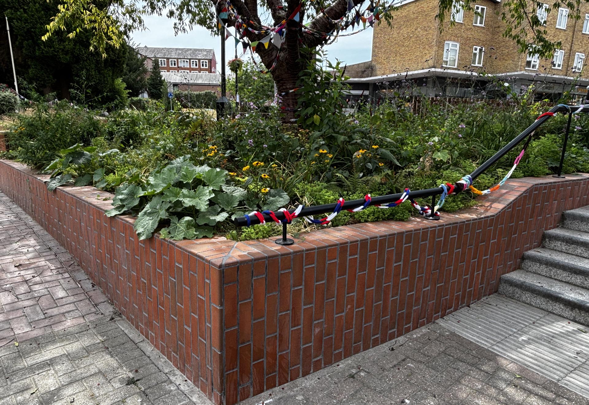 westbury rotunda rain garden with light multi quarry tiles and round edges